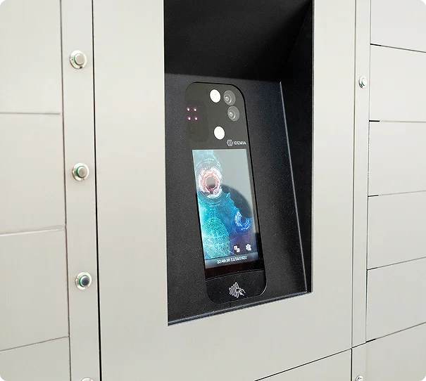 Arcfelismerő beléptető terminál csomagautomata mellett