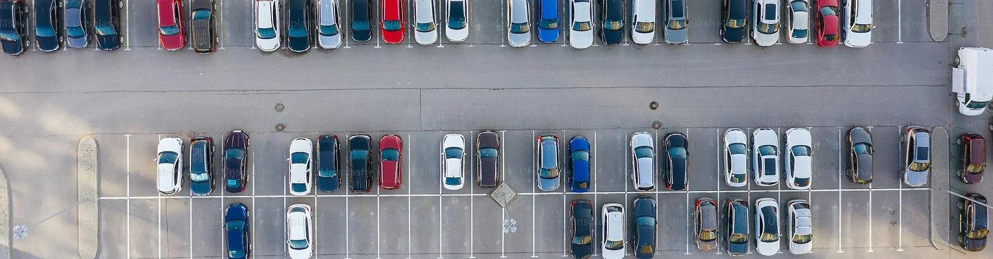 Parkoló autók madártávlatból