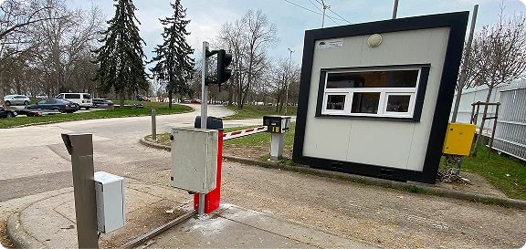 Parkoló beléptető oszlop és sorompó egy telephely bejáratánál