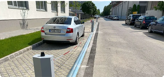 Parkolóhely-érzékelő egy utcai parkolóban