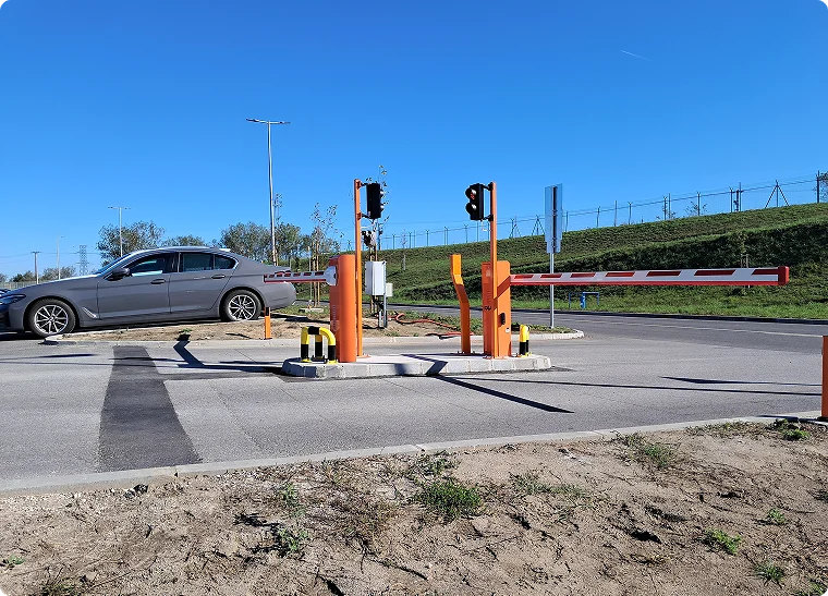 Sorompó és jelzőlámpa egy telephely bejáratánál