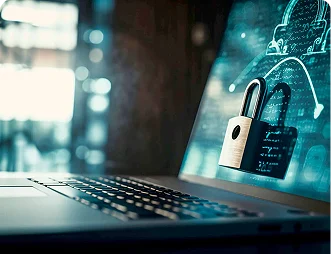 Kibervédelem: lakat ikon laptop képernyője előtt