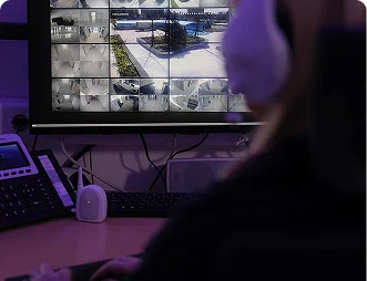 Diszpécser kameraképeket figyel a monitorfalon