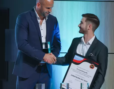 A B Consulting munkatársa átveszi a Construma díjat a beléptető konténer megoldásért
