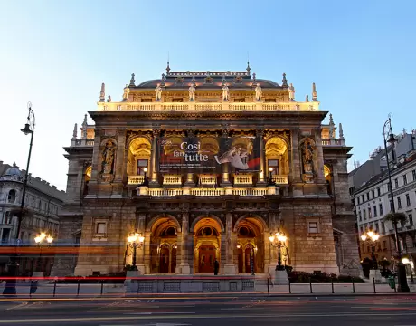 A Magyar Állami Operaház kivilágított homlokzata