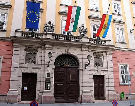 A Főpolgármesteri Hivatal zászlódíszes bejárata