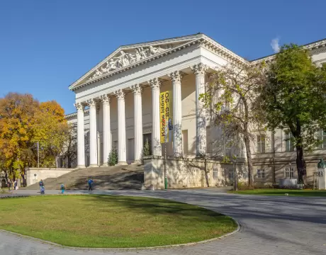 A Magyar Nemzeti Múzeum oszlopos főhomlokzata