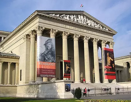 A Szépművészeti Múzeum főhomlokzata kiállítási plakátokkal
