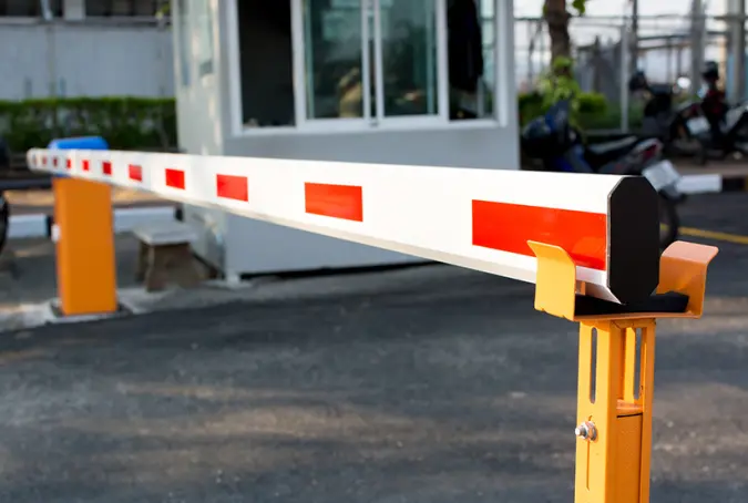 Felnyitott sorompó egy parkoló bejáratánál