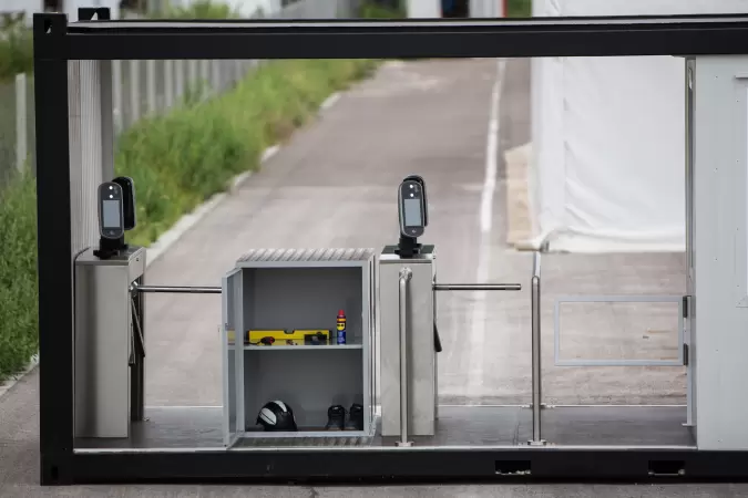 Beléptető konténer belseje forgóvillás kapukkal