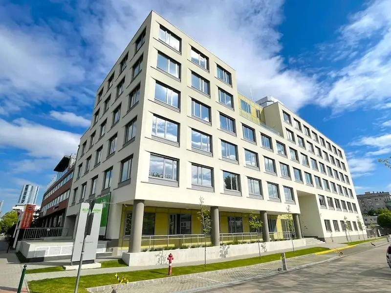 Az Alphagon irodaház világos homlokzatú, hétszintes épülete