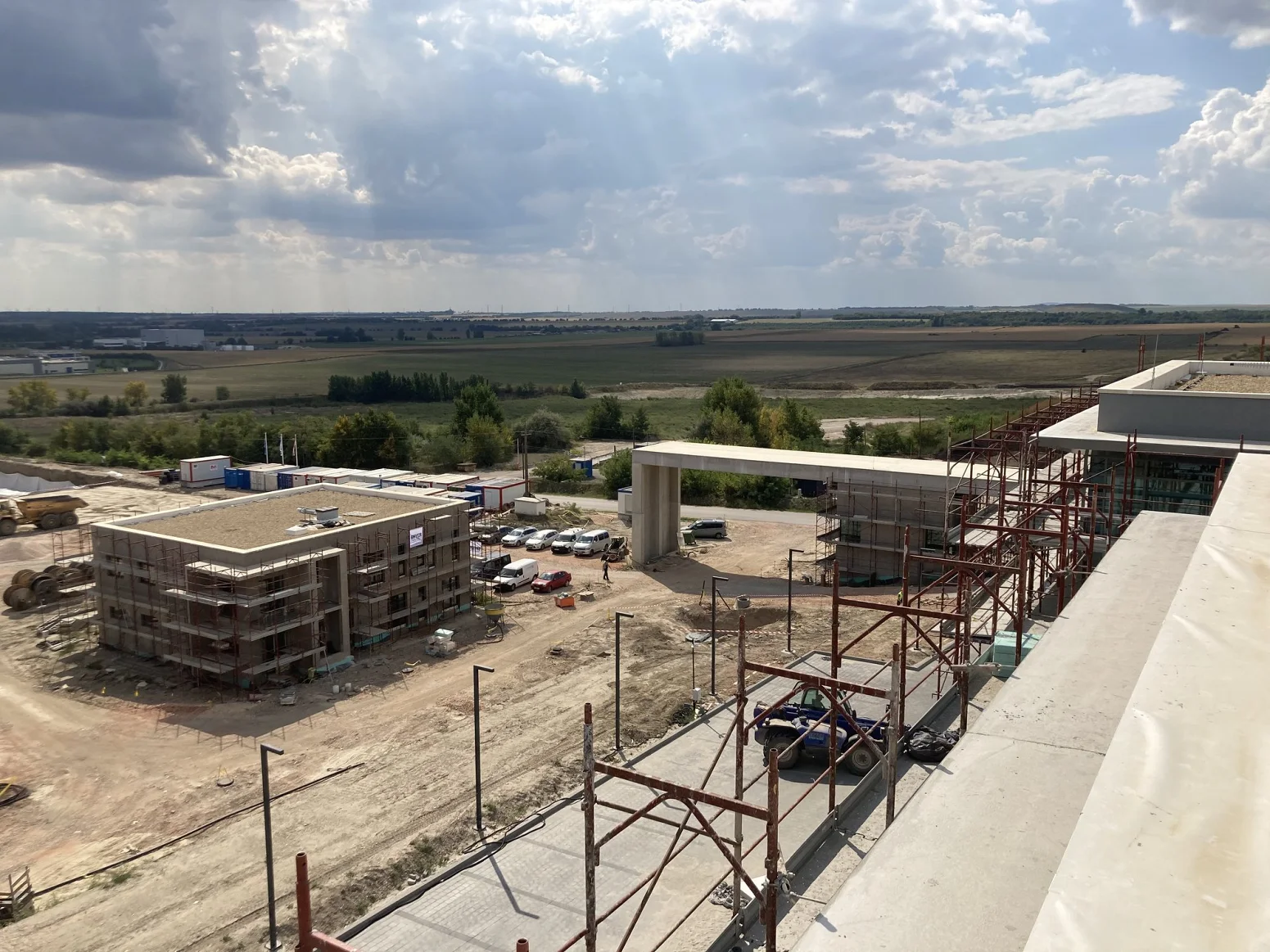 Bayer Construct építési munkaterület, épülő szerkezetekkel
