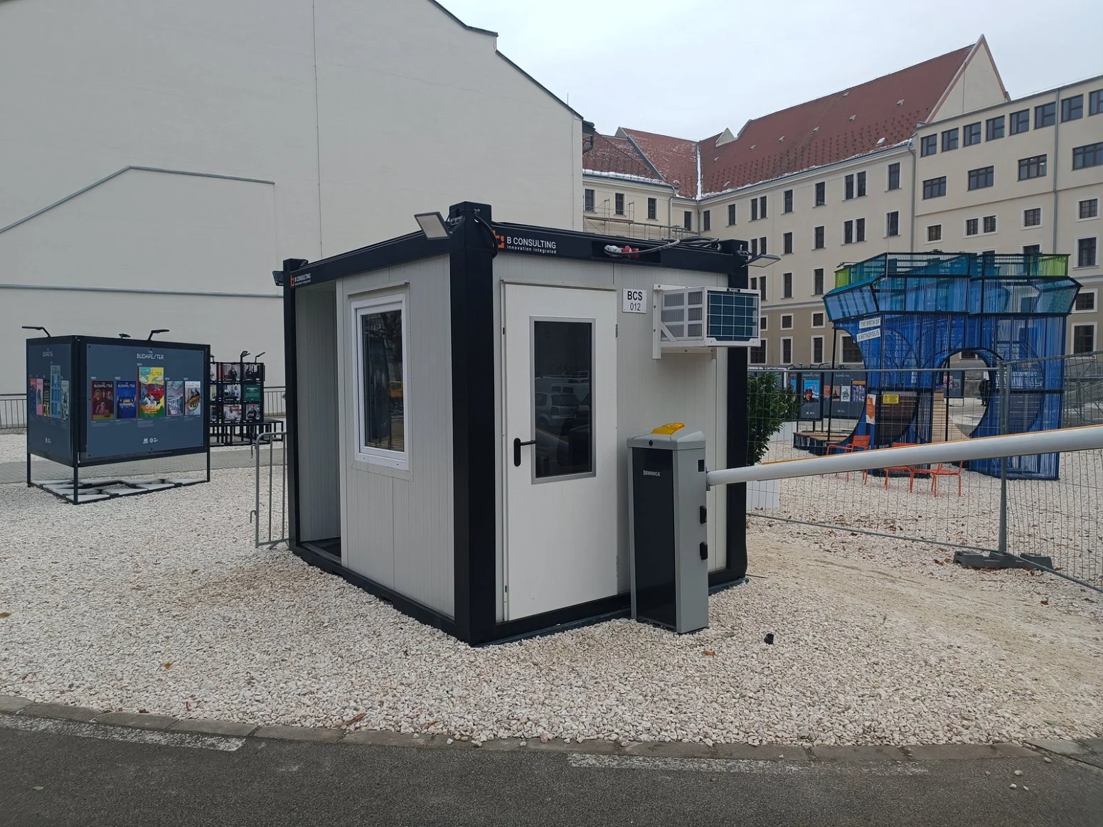 Prémium porta konténer fix telephelyre, sorompós gépkocsi-beléptetéssel