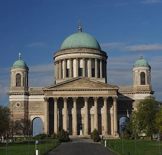 Az esztergomi bazilika főhomlokzata oszlopsoros előcsarnokkal és zöld kupolával