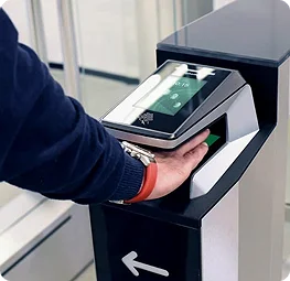 Fizetés érintés nélküli kártyaolvasón a parkoló kijáratánál