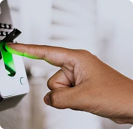 Ujjlenyomat-olvasás biometrikus beléptetőn